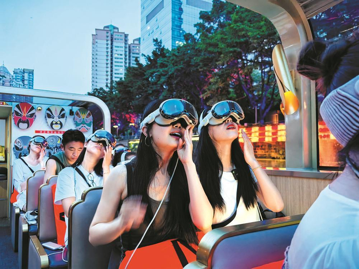     游客戴VR眼镜体验穿越。