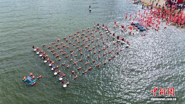 游泳爱好者们组成方阵横渡赣江。熊锦阳 摄 