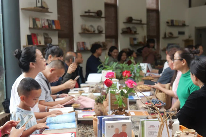 游客在镇康县刺树丫口村游客接待中心开展读书沙龙活动。（赵玉雪 摄）
