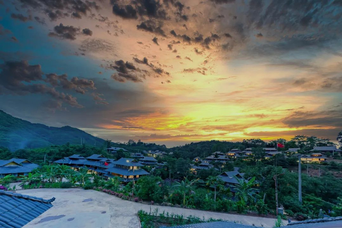勐腊县勐伴镇河边村的晚霞。（西双版纳州委组织部供图）