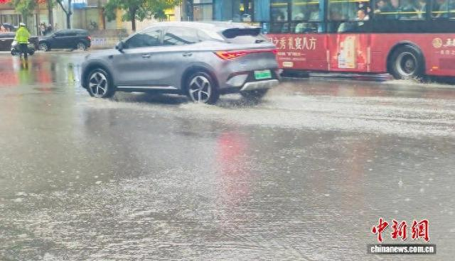 图为7月18日，强降雨导致西宁市区内道路积水。 青海省气象局供图