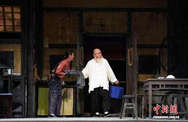 1957年版《骆驼祥子》再现首都剧场舞台。史春阳摄