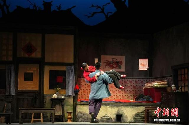 1957年版《骆驼祥子》再现首都剧场舞台。史春阳摄