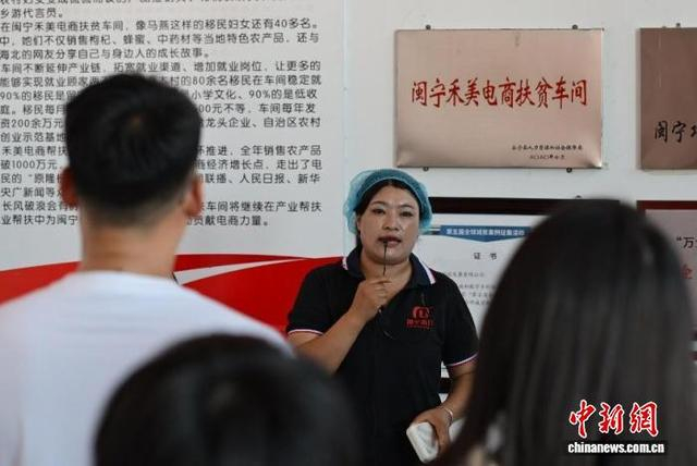 禾美车间员工接待访客。卢家驹 摄