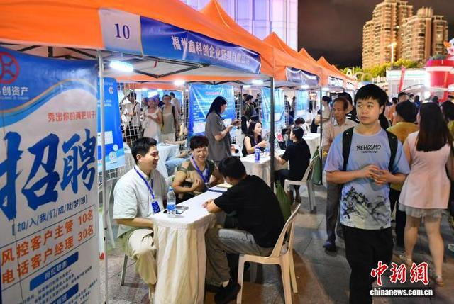 图为求职者在了解招聘信息。中新社记者 张斌 摄