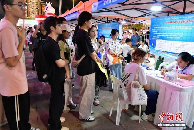 图为求职者在了解招聘信息。中新社记者 张斌 摄