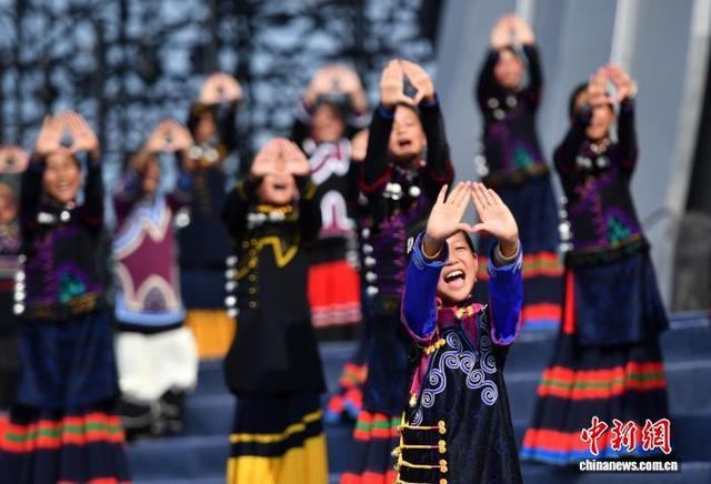 7月17日下午，大凉山妞妞合唱团在西昌彩排现场。 中新社记者 王磊 摄