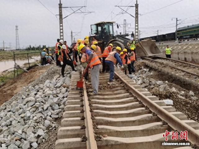 图为包兰铁路因暴雨中断行车，铁路部门正在抢修中。国铁呼和浩特局供图