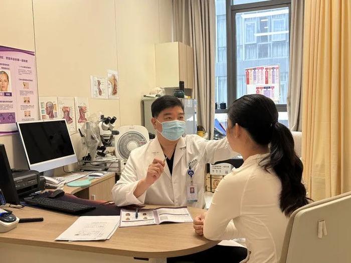 浙江省立同德医院整形美容科主任医师钱坚革面诊前来咨询医美项目的青少年。(受访者供图)