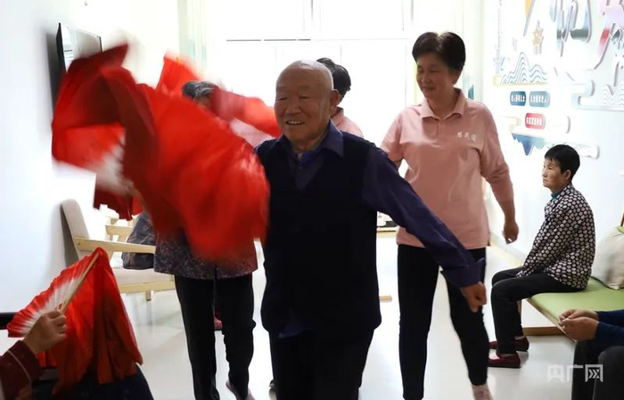 丁永录和几位老人一起排练秧歌（央广网记者 李红军 摄）