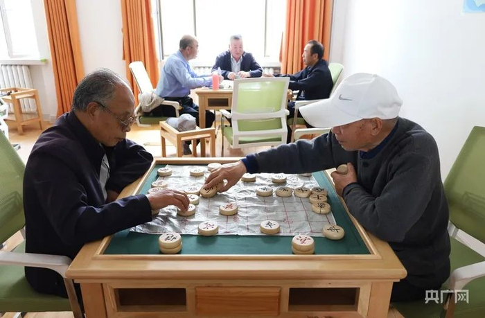 老人们在永昌县养老服务中心下棋（央广网记者 李红军 摄）