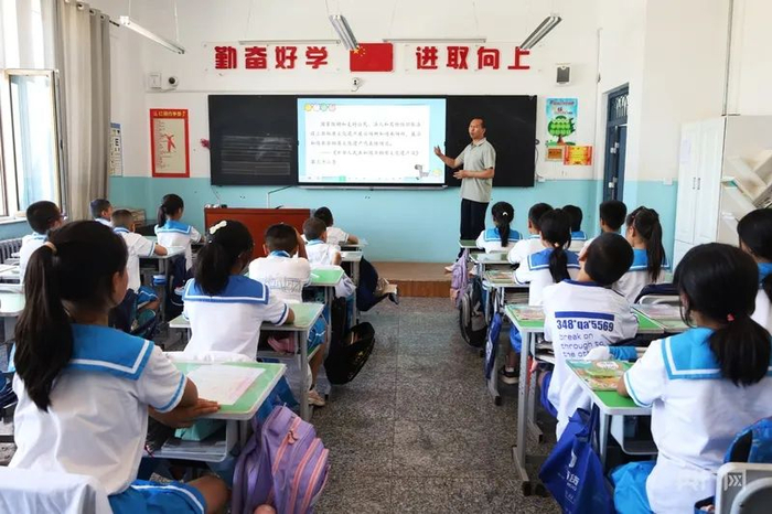 金昌市第三小学双湾校区课堂（央广网记者 李红军 摄）