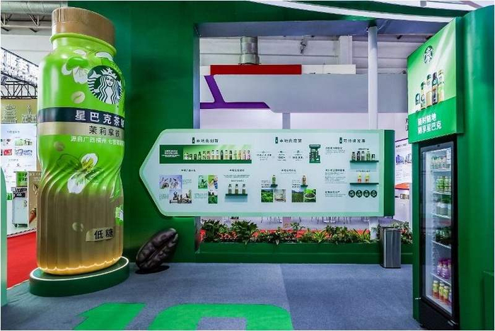 图说：星巴克今年首次展出即饮业务的本土化发展情况。今年星巴克还推出了符合中国本土口味的两款“茶咖”饮品。受访者供图。