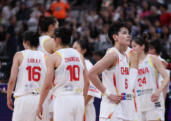 7月19日，在深圳举行的2025国际篮联女篮亚洲杯半决赛中，中国队81比90不敌日本队，无缘决赛。新华社 图