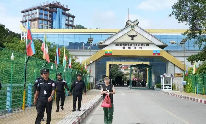 ▲彭宇轩通过孟连县勐啊口岸移交