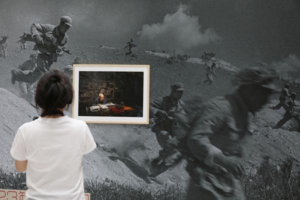 观众在“现场与在场——张崇岫抗美援朝摄影作品展”上参观。视觉中国供图
