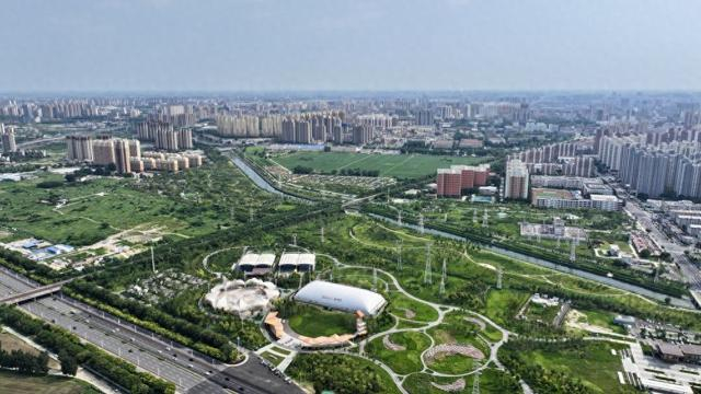 保定市环城水系如玉带般环绕城区。（刘琦 摄）