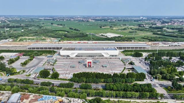 保定东站站前广场的“京畿之门”雕塑。新华社记者杜一方 摄