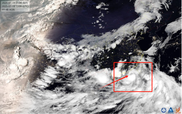 卫星云图，箭头所指处为台风眼
