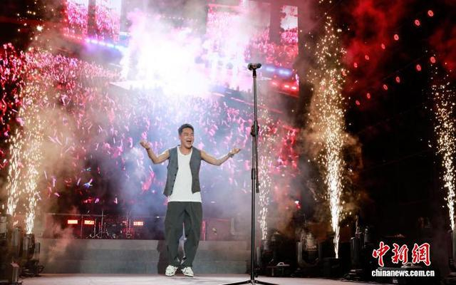 图为歌手韩晓现场演唱歌曲《我想去桂林》。杨宗盛 摄