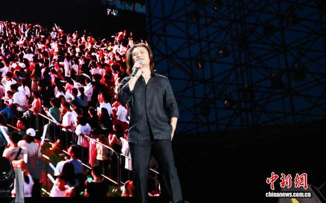 图为歌手潘劲东现场演唱歌曲《相约》。杨宗盛 摄
