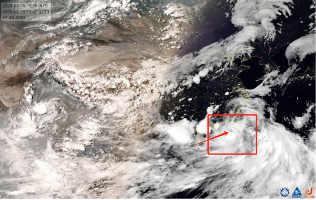 卫星云图，箭头所指处为台风眼