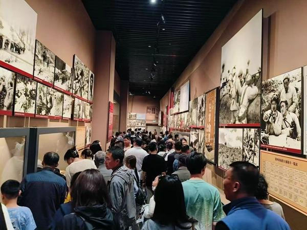 2025年五四青年节前夕，全国各地群众自发来到抗美援朝纪念馆，缅怀英烈。受访者供图