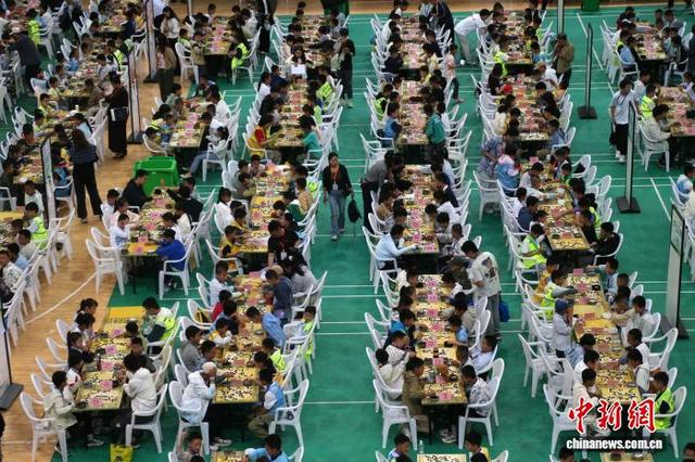 7月19日，2025年青海省青少年业余围棋定、升段赛在青海体育中心开赛，1523名青少年围棋选手同场对弈。张忠苹 摄