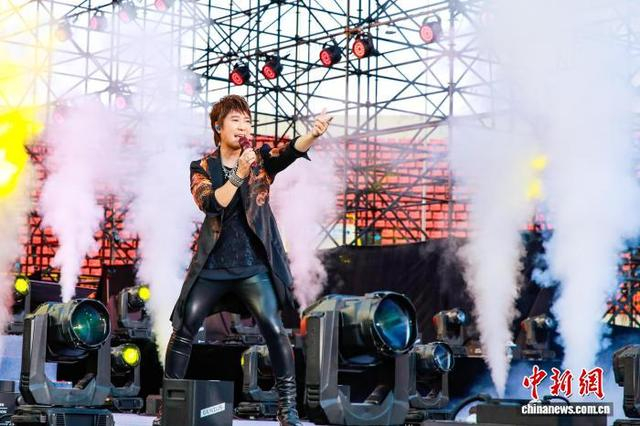 图为歌手邰正宵现场演唱歌曲《九百九十九朵玫瑰》。杨宗盛 摄