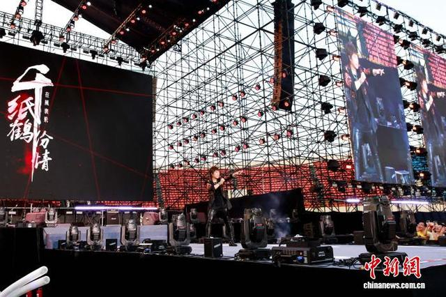 图为歌手邰正宵现场演唱歌曲《千纸鹤》。杨宗盛 摄