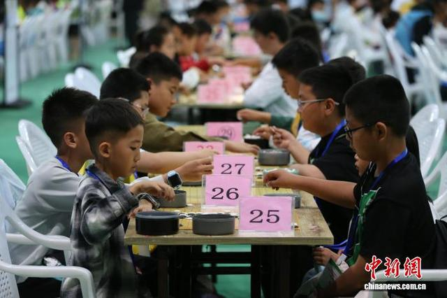 7月19日，2025年青海省青少年业余围棋定、升段赛在青海体育中心开赛，1523名青少年围棋选手同场对弈。张忠苹 摄