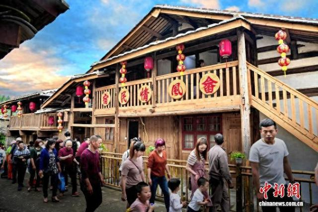 图为资料图，2024年1月1日，市民、游客在福州市罗源县霍口畲族乡福湖村游玩。刘其燚 摄