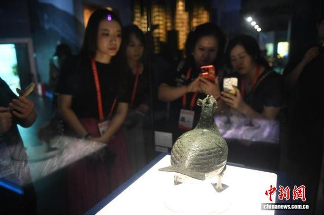 图为嘉宾在重庆中国三峡博物馆参访。中新网记者 周毅 摄