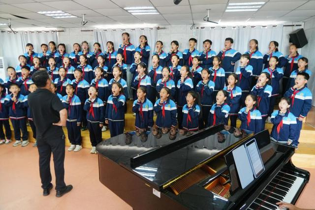 马兰花儿童声合唱团在音乐教室里进行演唱训练。新华社记者杜一方 摄