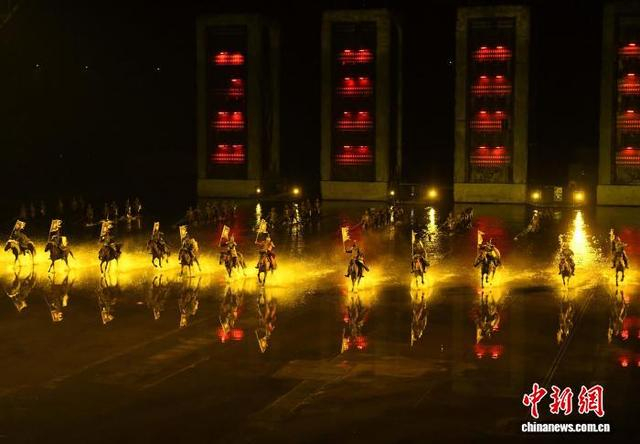 图为忠县大型山水实景演艺《烽烟三国》现场。中新网记者 周毅 摄