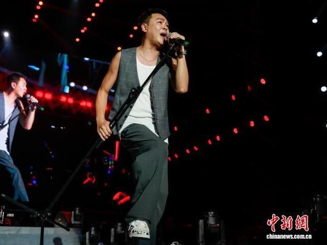 图为歌手韩晓现场演唱歌曲《快乐》。杨宗盛 摄