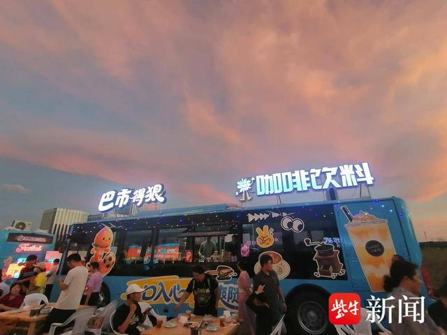 市集现场，“巴士火锅”。张建波 摄