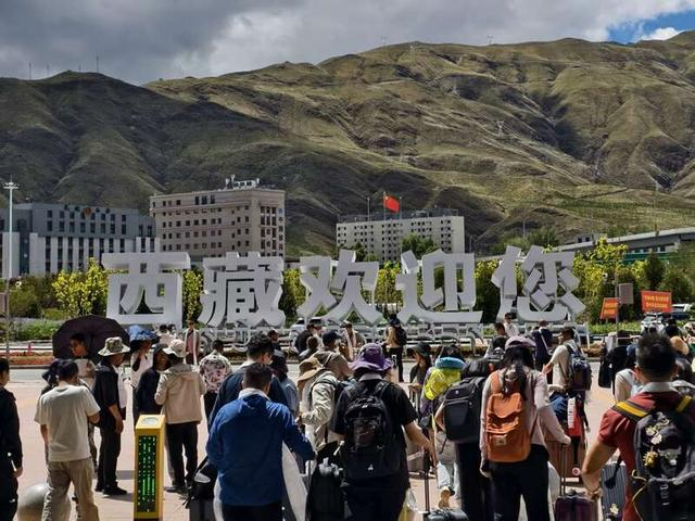 旅客走出拉萨贡嘎国际机场。中青报·中青网记者 尹希宁/摄