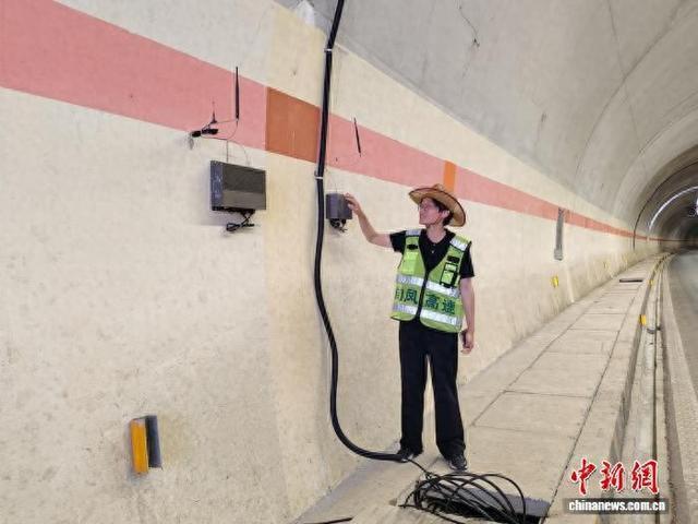 安装在隧道口的这两个方形小盒子就是该系统的“智能大脑”。中铁科研院 供图