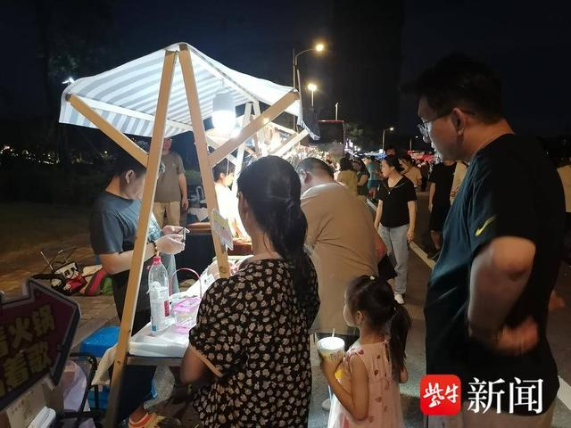 文创市集受欢迎。张建波 摄