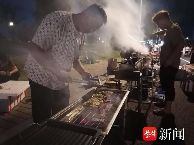 烧烤散发着烟火气。张建波 摄