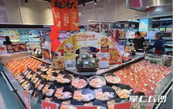 超市里，几十款三伏季商品集中陈列，吸引了不少顾客驻足购买。 长沙晚报通讯员 杨田风 供图