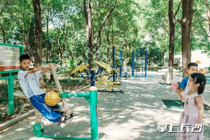 小区健身广场上，孩子们在游乐设施上发出阵阵欢笑。