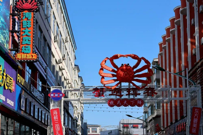 珲春海鲜市场，蟹类是当之无愧的主角。（图/视觉中国）