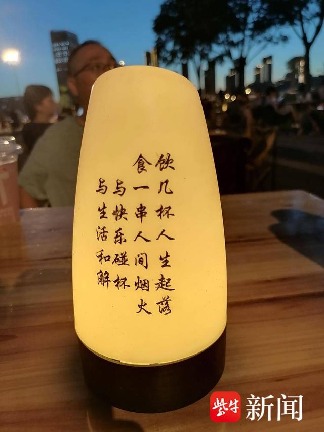 市集上的装饰品。张建波 摄