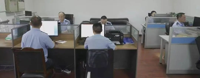 网安民警对视频进行“逐帧排查”。受访者 供图