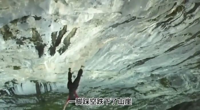 “峨眉山人猴大战，猴王逼死妙龄少女”属于无中生有，生编乱造的虚假信息。网传视频截图