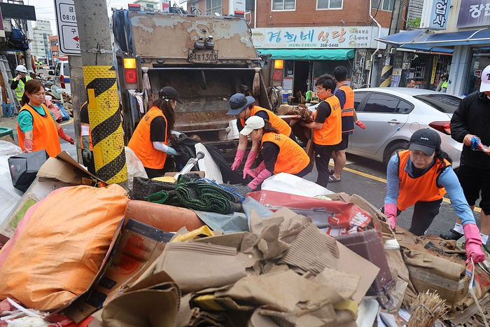 当地时间2025年7月17日，韩国忠清南道唐津市，暴雨天气导致当地发生洪涝灾害，唐津市场受灾。