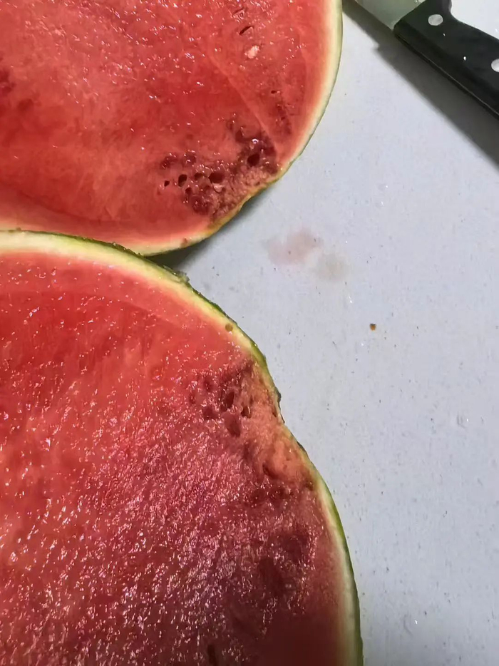 山姆出售的奶油西瓜切开出现明显变质。受访者供图