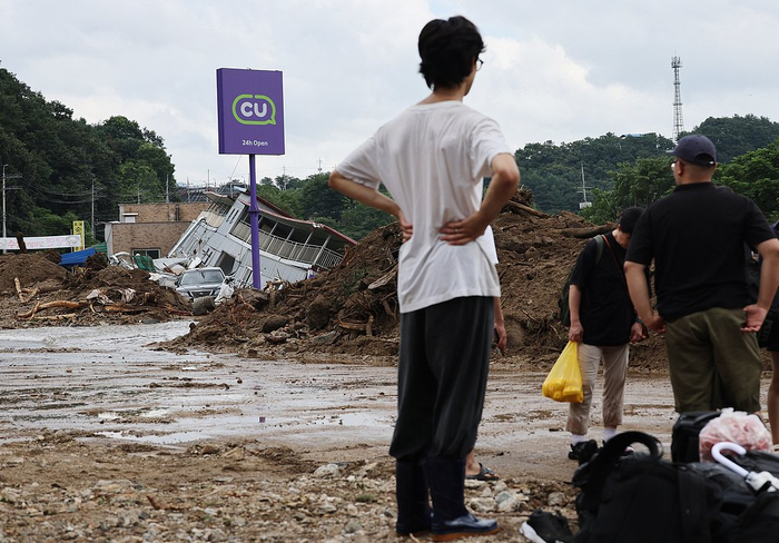 当地时间2025年7月20日，韩国京畿道加平郡，因强降雨导致便利店建筑倒塌，游客紧急疏散。